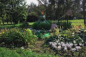Скульптура «Царевна-лягушка» в Москве (природный заказник «Долина реки Сетунь»)