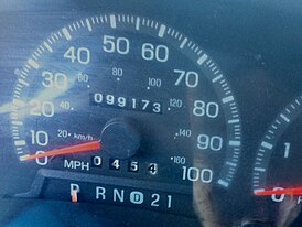 Прибор на панели в автомобиле для точного определения пройденного расстояния