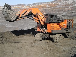 Гусеничный экскаватор в карьере