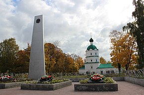 Памятник воинам, погибшим от ран во время Великой Отечественной войны, с видом на церковь, кладбище.jpg