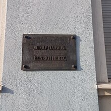 Мемориальная доска немецким физикам Рудольфу Клаузиусу и Генриху Герцу в их бывшем жилом доме в Бонне.