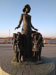 Памятник учительнице в городе Иркутске