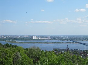 Вид на Саратовский мост и городской пляж из Парка Победы.