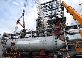 Строповка 200-тонной ёмкости с помощью четырёх стропов и металлической балки-траверса