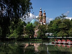 Вид на мечеть из парка на берегу Терека