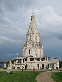 Церковь Вознесения (Коломенское). Возносящуюся архитектонику создаёт переход от гульбища к крестовидному основному объёму, установленному на нём восьмерику, далее увенчанному шатром