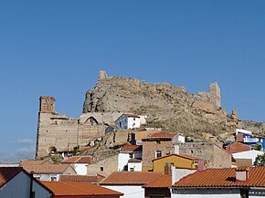 Maluenda - Iglesia de San Miguel y castillo.jpg