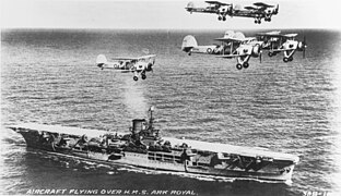 Самолёты «Суордфиш» в полете над авианосцем «Арк Ройял», 1939 год