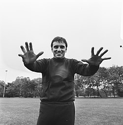 WK 74 training Uruguay in Duitsburg, keeper Mazurkievic laat zijn handen zien, Bestanddeelnr 927-2464.jpg