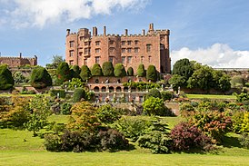 Замок Поуис. Вид на замок и сады с юга