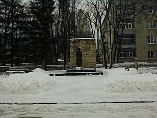 Памятник Г.В.Плеханову около его дома-музея в центре Липецка