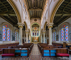 Интерьер церкви Святого Рафаэля в Кингстоне, графство Суррей, Англия.