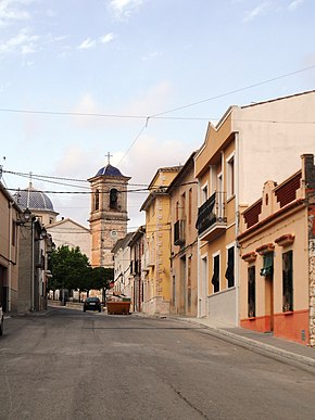 Camp de Mirra. Carrer Músic José Albero i església.JPG