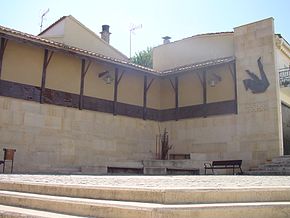 Plaza y edificio en Los Santos de la Humosa.jpg