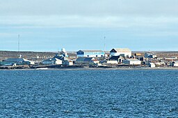 Полярный остров на мысе Челюскин (Самая северная точка России и материковой части Евразии; 77°43’22’северной широты, 104°15’13’восточной долготы)