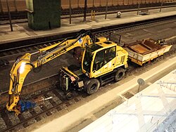 Дорожно-рельсовый экскаватор со сменным оборудованием